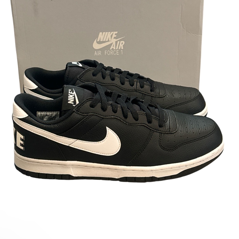 New authentic Nike signature designer men’s sneakers sz 12 display